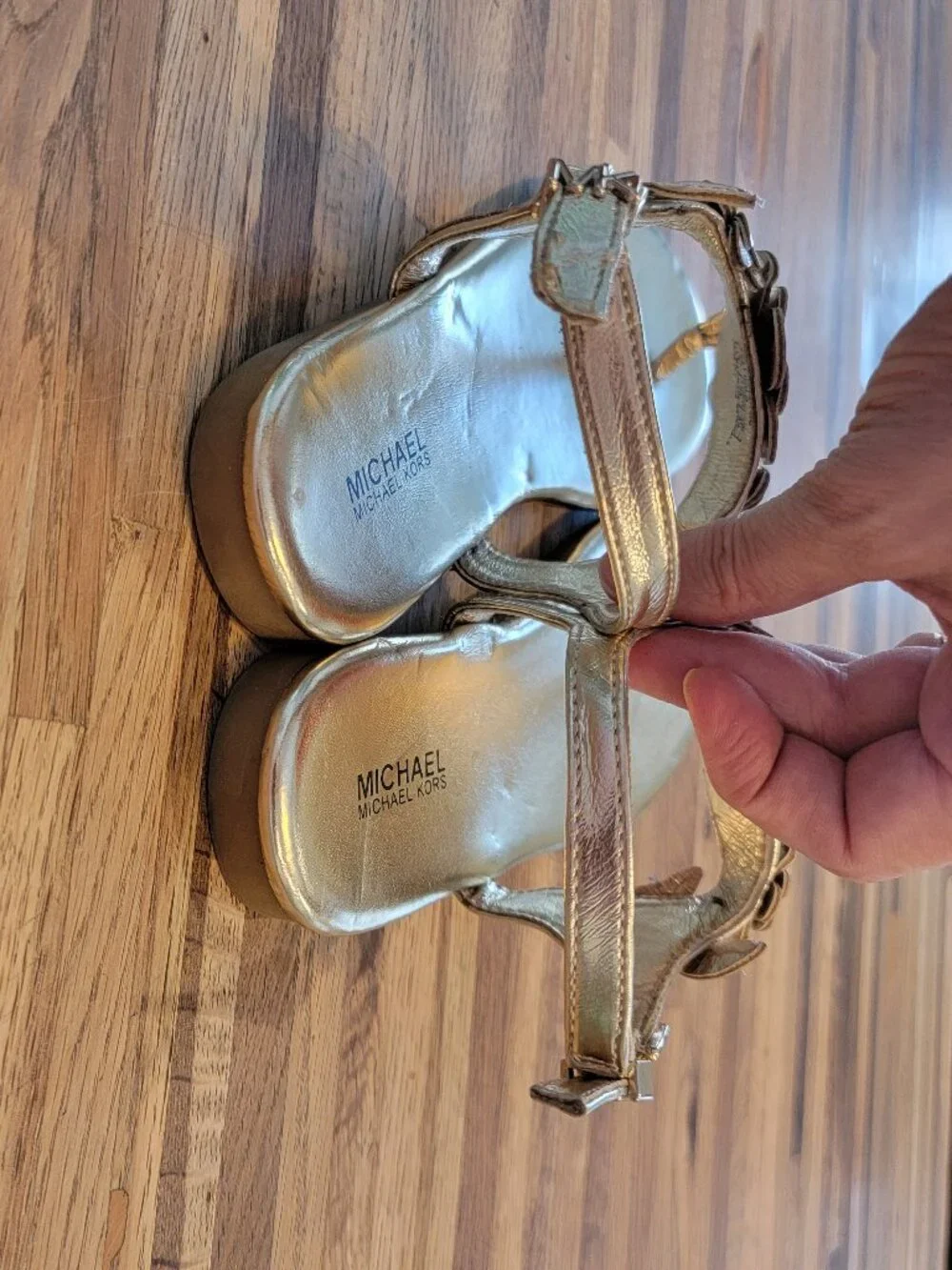Michael Kors Tilly Aster in Soft Gold Floral Post Toe/Thong Sandals Girls/Youth